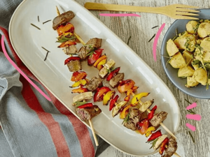 brochetas de carne con ensalada