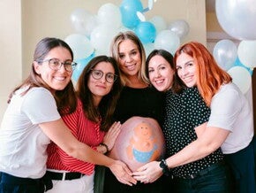 Celebración mujer embarazada y amigas