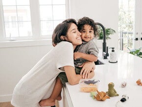 Conoce todo lo que debes saber si eres mamá primeriza. Mamá primeriza abrazando a su hijo.