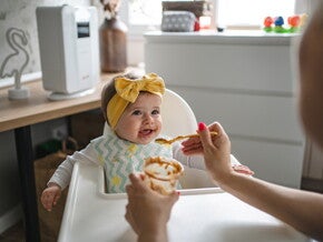 alimentos_solidos_los_siguientes_pasos_para_tu_bebe_nestle_mom_me