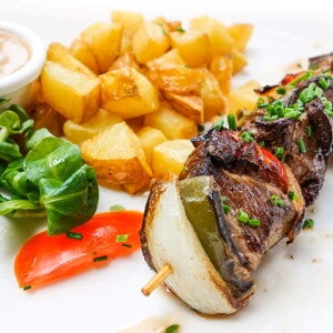Pincho de res con ensalada de papa y berros