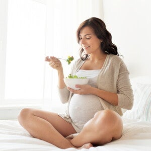 Las mujeres embarazadas deben llevar una alimentación balanceada 