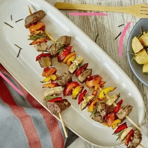 brochetas de carne con ensalada