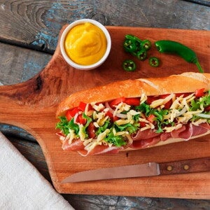 Pan ciabatta relleno con jamón, queso y verduras