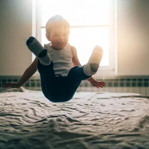 Niño feliz jugando jugando con juguete interactivo 