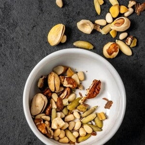 Bowl blanco con varios frutos secos dentro