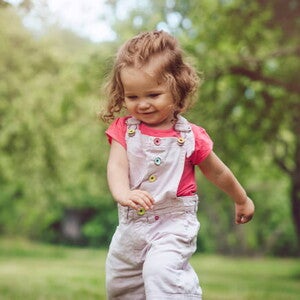 Una niña caminando en un parque.