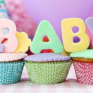 Cupcakes decorados con la palabra “Baby” para fiesta de revelación de género