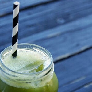 Jugo de kiwi, piña, chía y menta