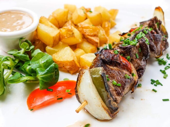 Pincho de res con ensalada de papa y berros