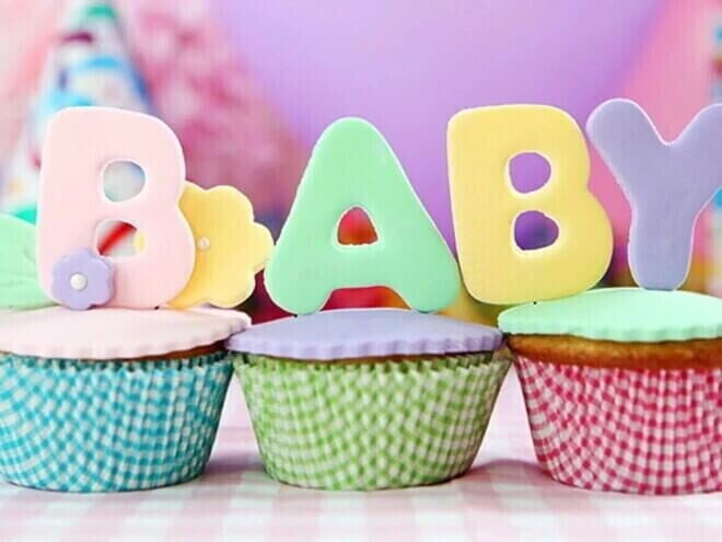 Cupcakes decorados con la palabra “Baby” para fiesta de revelación de género