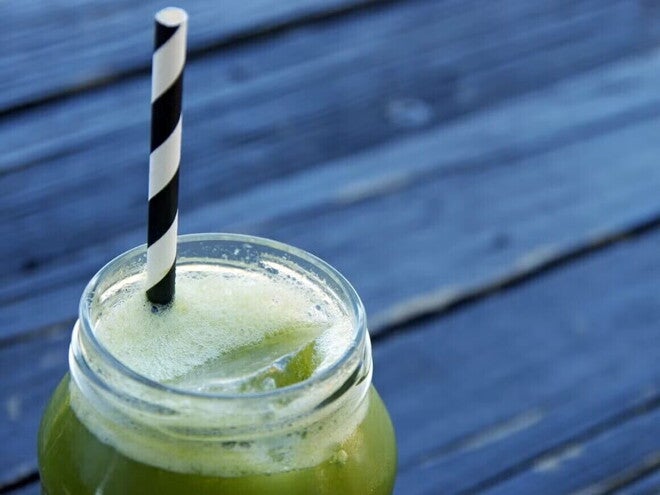 Jugo de kiwi, piña, chía y menta