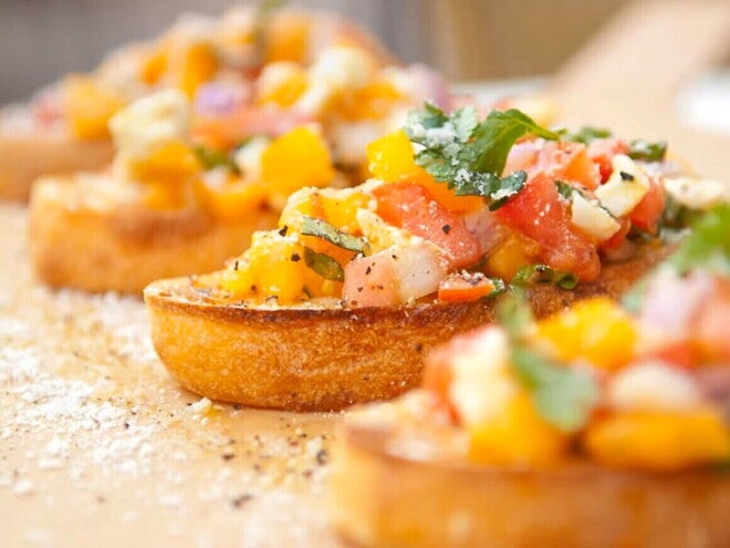 Pan Francés con salsa de frutas y albahaca