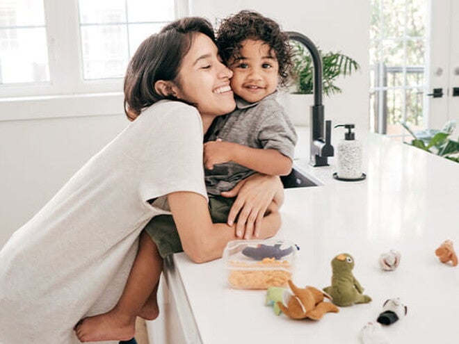 Conoce todo lo que debes saber si eres mamá primeriza. Mamá primeriza abrazando a su hijo.