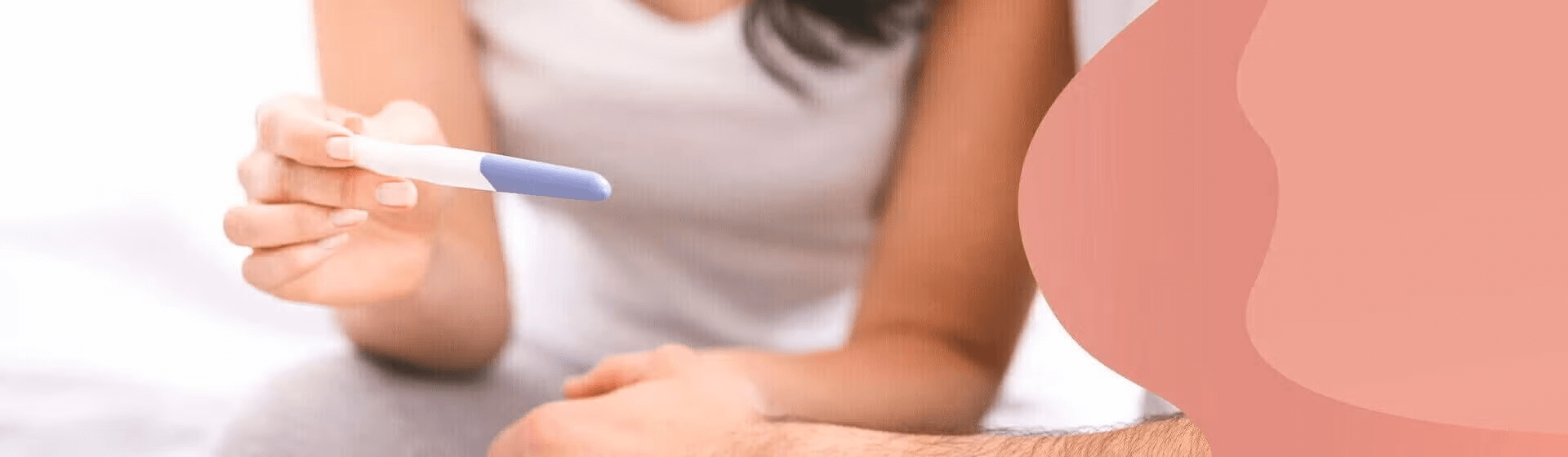 : Planificación: las preguntas más frecuentes sobre la etapa de preconcepción Una mujer analizando su prueba de embarazo