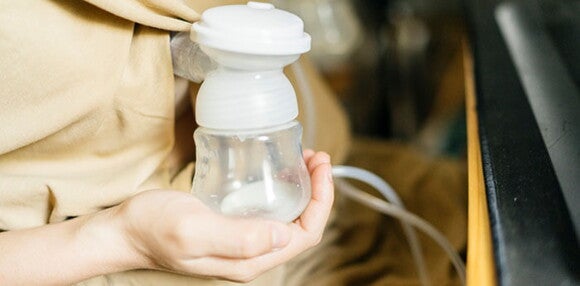 El momento de la lactancia materna genera dudas a la mamá primeriza. Mamá primeriza envasando su leche materna en un biberón.