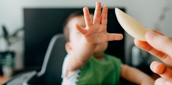 Niño recibiendo frutas