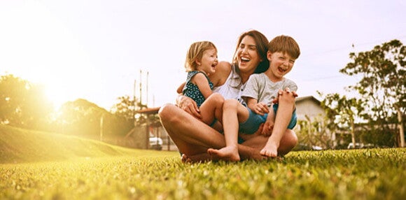 Una mamá con dos mellizos.